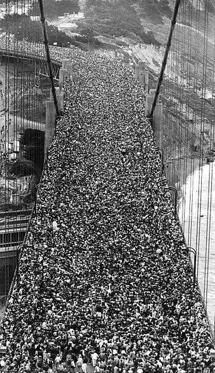 Vào ngày 27/5/1937 - ngày khánh thành cầu Cổng Vàng (Golden Gate) ở San Francisco, Mỹ, rất đông người dân có mặt tại công trình này.