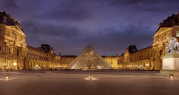 Kim tự tháp thủy tinh của bảo tàng Louvre được xây dựng vào năm 1989. Công trình này cao 21m, được làm từ thủy tinh và một số kim loại. Mời quý độc giả xem video: Hé lộ chân dung đích thực nàng Mona Lisa qua xét nghiệm ADN (nguồn: VTC14).