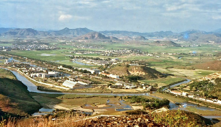 Nhà cửa, làng mạc của người dân nằm giữa thiên nhiên hùng vĩ ở Shenzen, Trung Quốc năm 1964.