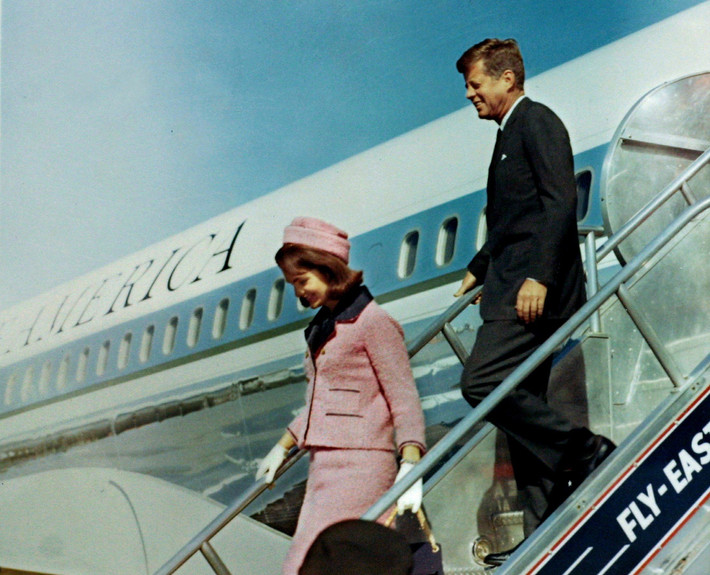 Sau khi bị bắn, ông Kennedy bị thương nặng nhanh chóng được đưa đến bệnh viện nhưng qua đời không lâu sau đó.