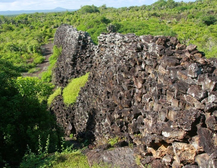 Cụ thể, vào năm 1832, quần đảo Galapagos chính thức bị sát nhập và trở thành một phần của Cộng hòa Ecuador. Do quần đảo có vị trí biệt lập nên chính phủ xây dựng nhiều nhà tù khổ sai và đưa tù nhân từ đất liền đến đây khiến không có người nào có cơ hội bỏ trốn.