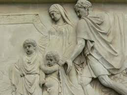 Tại Rome thời cổ đại, một người cha có quyền lực tuyệt đối trong gia đình. Ông có thể giết bất cứ ai trong nhà mà không bị xét xử. Sự thật gây sốc này khiến nhiều người cảm thấy rùng mình sợ hãi và cảm thấy may mắn vì không sống trong giai đoạn lịch sử ấy.