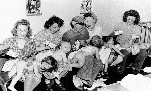 Các bà mẹ ở New York, Mỹ chăm sóc con cái. Ảnh chụp ngày 15/3/1946.