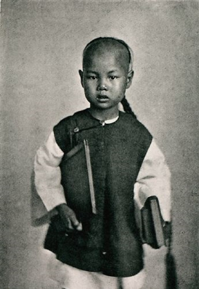 Học sinh Trung Quốc. Thomson đã dành 10 năm tới để chụp ảnh ở các nước châu Á, bao gồm Siam (nay là Thái Lan), Campuchia, Việt Nam, Malaysia, Singapore và các địa điểm khác nhau ở Trung Quốc.
