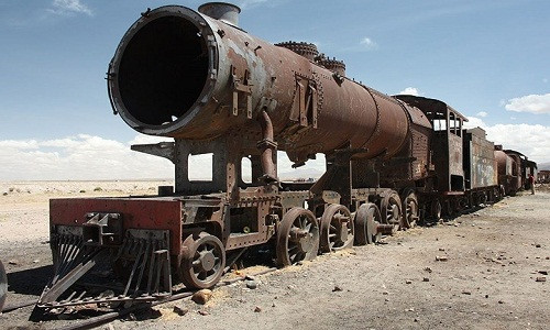Một đầu máy hơi nước xe lửa bỏ hoang tại nghĩa địa tàu hỏa ở Uyuni, Bolivia, Nam Mỹ. Ảnh: Lisa Weichel.