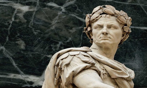Nữ hoàng Cleopatra đã cho người nấu một loại kem dưỡng với thành phần bao gồm thịt chuột nghiền nhỏ, răng ngựa và mỡ gấu để giúp Caesar hạn chế việc bị rụng tóc nhiều.