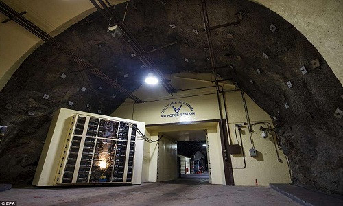 Bộ Tư lệnh Phòng không vũ trụ Bắc Mỹ (NORAD), cơ quan liên hiệp Mỹ - Canada, được xây dựng trong thời Chiến tranh Lạnh với mục đích bảo vệ Mỹ trước các máy bay ném bom của Liên Xô.