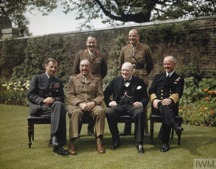 Thủ tướng Anh Winston Churchill chụp ảnh cùng các tướng lĩnh trong khu vườn ở số 10 phố Downing ngày 7/5/1945. Thủ tướng Churchill là một trong những nhà lãnh đạo quan trọng trong cuộc Chiến tranh thế giới 2 ác liệt.