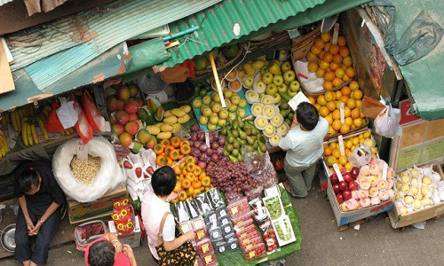 Hong Kong dường như có thể biến đổi chỉ qua một đêm. Các cửa hàng đóng và mở cửa trong chớp mắt. Những tòa nhà chọc trời mọc lên tầng tầng, lớp lớp. Cảnh tượng phía đường chân trời thay đổi từng ngày. Không giống những thành phố cổ như London và Paris, Hong Kong gần như không có những chứng tích mang tính lịch sử hiện hữu trong đô thị 8 triệu người. Nếu muốn trải nghiệm lịch sử Hong Kong một cách chân thực nhất, du khách có thể tìm đến những món ăn của nơi này.