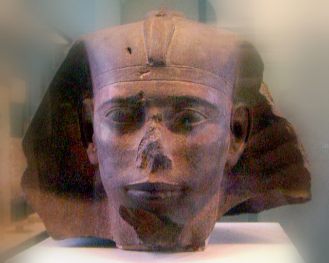 Pharaoh Ai Cập Djedefre thuộc vương triều Ai Cập thứ 4. Trong thời gian trị vì, ông đã cho xây dựng kim tự tháp được đánh giá là kim tự tháp cao nhất và bề thế nhất thế giới.