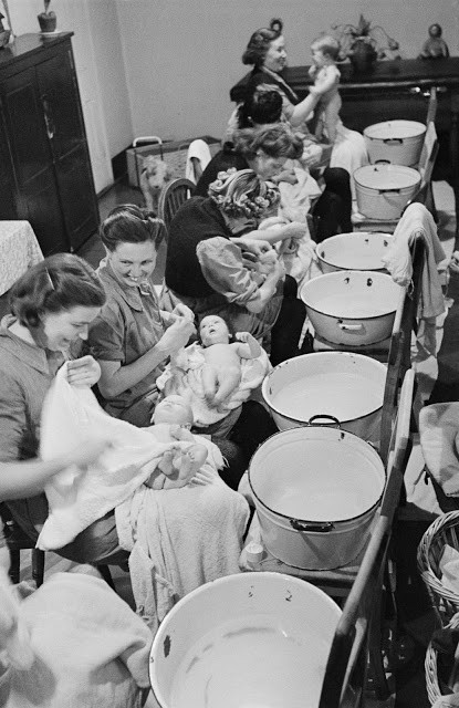 Những nữ tù nhân tắm cho con tại một bệnh viện thuộc nhà tù Holloway ở London tháng 3/1947.