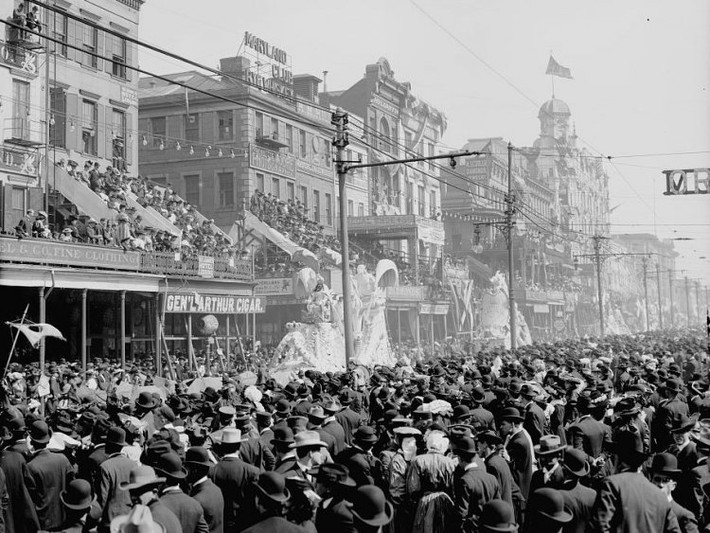 Rất đông người dân Mỹ xuống đường tham gia lễ hội Mardi Gras hay còn gọi Fat Tuesday (Thứ Ba béo). Đây là lễ hội truyền thống thường niên. Vào ngày này, tất cả người dân sẽ mang hết lương thực thực phẩm đã tích trữ ra để ăn mừng. Bức ảnh này được chụp vào khoảng năm 1890 - 1910.