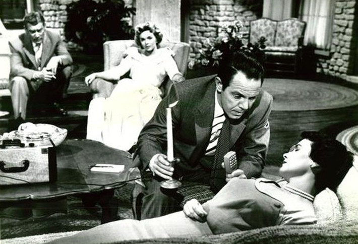 Cụ thể, vào năm 1952, Simmons tìm lại ký ức cuộc sống ở kiếp trước nhờ việc thôi miên. Trong quá trình thôi miên, Simmons chuyển sang nói bằng giọng Ireland. Cô nói rằng kiếp trước bản thân là Bridey Murphy.