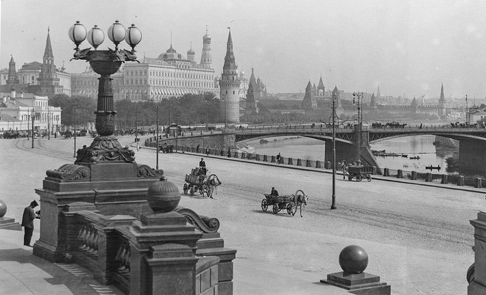 Những cỗ xe ngựa kéo di chuyển trên đường phố Moscow.