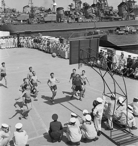 Một trận thi đấu bóng rổ của các thủy thủ thuộc Hạm đội Biển Đen, năm 1962.