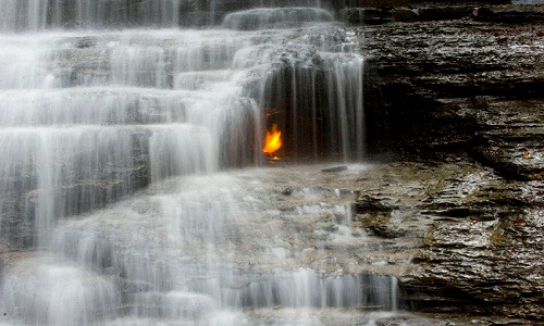 Ngọn lửa trong thác Eternal Flame, Mỹ: Cho đến nay, vì sao ngọn lửa cháy mãi nhưng chưa dừng lại trong một thác nước đẹp ở khu bảo tồn Shale Creek tại Mỹ vẫn là một câu hỏi lớn. Các nhà khoa học đã xác định etan và propan là nhiên liệu giúp duy trì sự cháy của ngọn lửa nhưng chưa ai giải thích được ngọn lửa cháy từ khi nào và ai đã thắp ngọn lửa. Dù còn nhiều bí ẩn nhưng các du khách vẫn tới đây để chiêm ngưỡng ngọn lửa đặc biệt này..