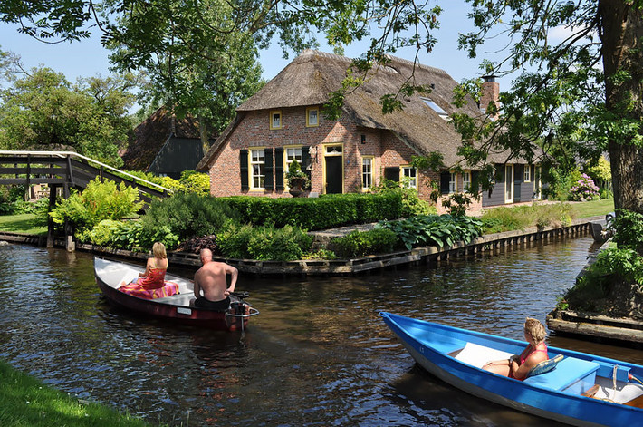 Một sự thật thú vị là ngôi làng Giethoorn ở Hà Lan nổi tiếng với việc không có bất cứ con đường nào. Người dân di chuyển bằng những con thuyền và các cây cầu.
