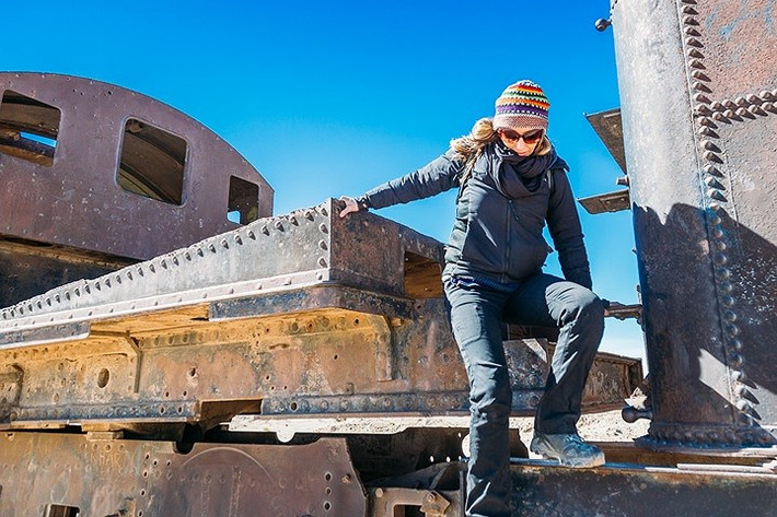 Du khách nữ cũng thích khám phá đồ cổ tại nghĩa địa xe lửa. Ảnh: Bold travel.