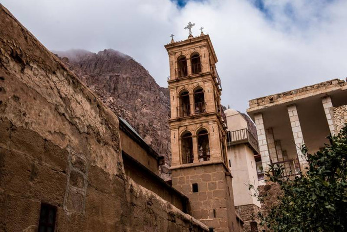 Thêm nữa, tu viện Saint Catherine còn gây chú ý khi được trang trí bằng đá cẩm thạch và những bức vẽ trên men.