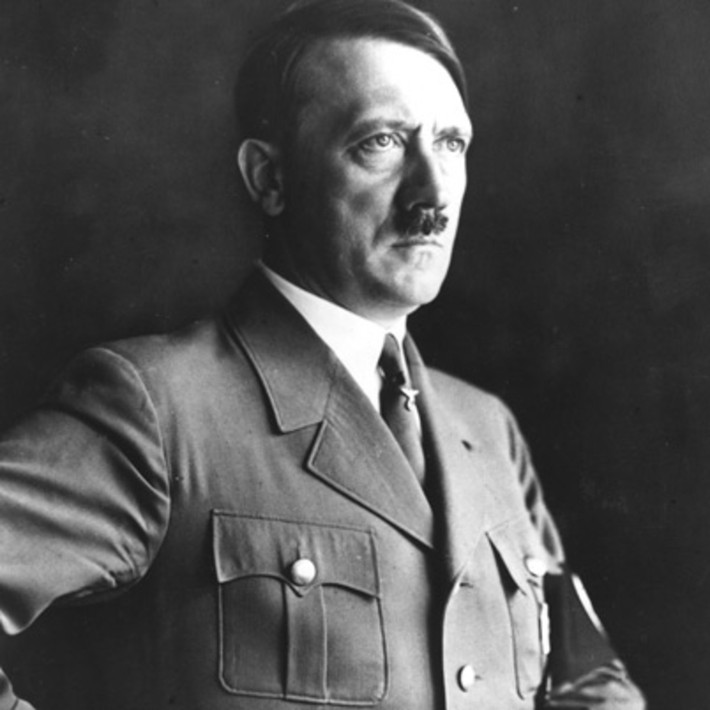 Hitler trở nên hoang tưởng bị người ta hạ độc sau khi trải qua một vụ ngộ độc thực phẩm. Do vậy, y có tới 15 phụ nữ trẻ chuyên thử thức ăn xem có độc hay không. Nếu các món ăn an toàn thì Hitler mới dùng bữa.