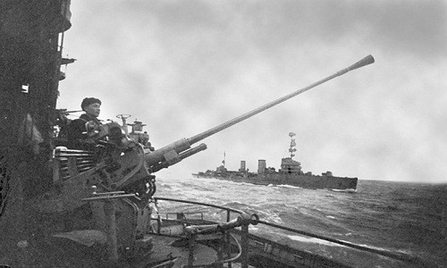 Các tàu tuần dương hạng nhẹ Krasnyi Krym (Red Crimea- Crimea Đỏ) và Krasnyi Kavkaz (Red Caucasus- Caucasus Đỏ) hỗ trợ quân đổ bộ Liên Xô tại Novorossiysk năm 1943.
