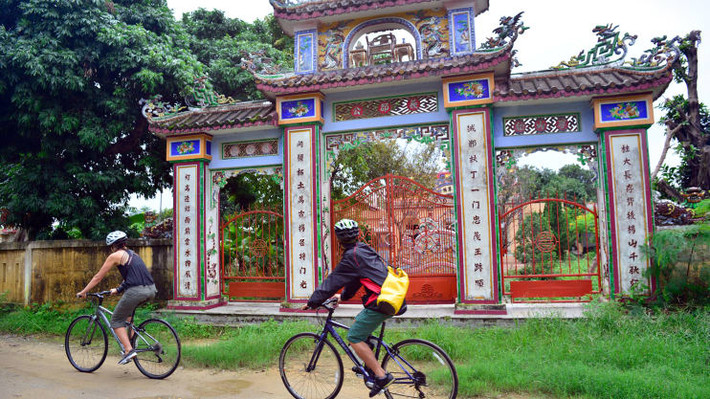 Khám phá xứ Huế bằng xe đạp: Đi tour bằng xe đạp là một ý tưởng tuyệt vời để khám phá xứ Huế mộng mơ và những miền quê xinh đẹp bao quanh vùng đất cố đô.