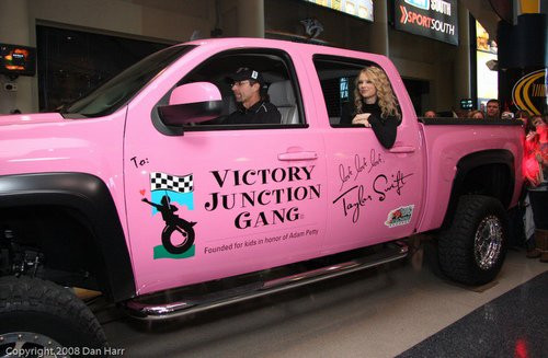 Taylor Swift còn là ngôi sao "chăm chỉ" trong các hoạt động từ thiện. Năm 2014, cô từng gửi tặng 100.000 đô cho Qũy nghiên cứu ung thư và 50.000 đô đến Bệnh viện Nhi Philadelphia. Năm 2008, Taylor được tặng một chiếc Chevy màu hồng. Sau đó, cô dành tặng nó cho một tổ chức nhằm đưa đón trẻ em khuyết tật từ sân bay về trung tâm chăm sóc.