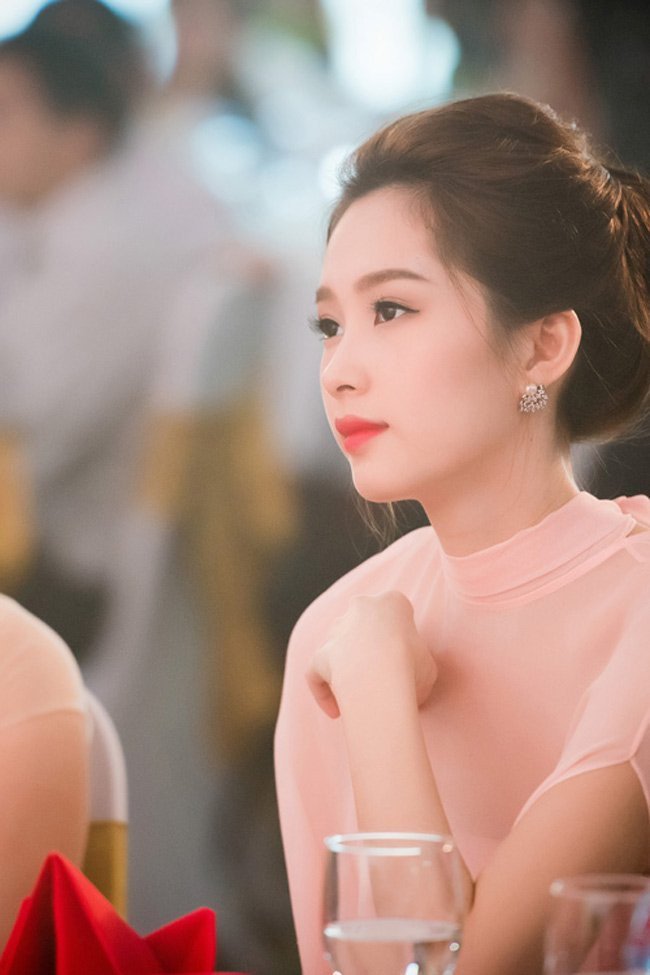 Thu Thảo đã xuất sắc giành vương miện Hoa hậu Việt Nam 2012 và luôn giữ vững danh hiệu "hoa hậu của các hoa hậu" trong lòng người hâm mộ.