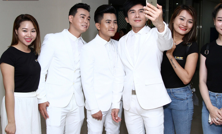 Thanh Vinh, Văn Hương cũng diện vest tone xuyệt tone với ban giám khảo Đan Trường trong cuộc thi này. Ảnh: FBNV.