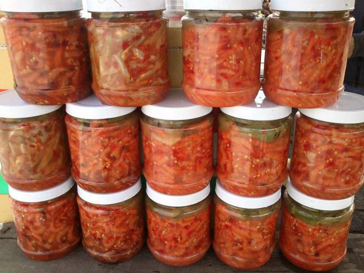 Các loại mắm cũng không thể thiếu. Bởi thói quen của người dân miền Tây khi chế biến các món nấu lẩu, kho hay chấm các loại thịt đều sử dụng mắm. Nổi tiếng nhất ở miền Tây là mắm Gò Công và mắm Châu Đốc. Ảnh: Dacsanmientay.