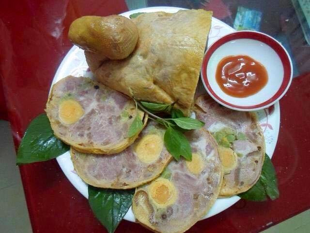 Gà nguyên con rút sạch xương, nhồi với thịt heo, mộc nhĩ, trứng muối và các loại gia vị rồi đem hấp cách thủy. Sau khi chín cho vào tủ lạnh bảo quản để ăn dần. Ảnh: Agiadinh.