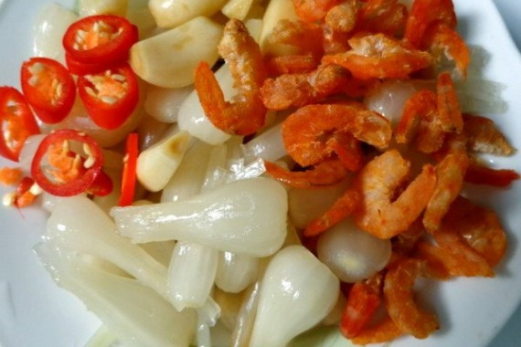 Củ kiệu tôm khô tuy rất bình dị nhưng là món ăn không thể thiếu, luôn xuất hiện trên mâm cỗ ngày tết. Ảnh: Agiadinh.