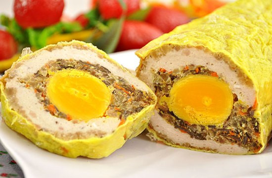 Chả hoa Năm Thụy nổi tiếng ở Trà Vinh. Món chả này có ba loại khác nhau như chả hình con cá, chả pate cuộn trứng và chả hoa. Nguyên liệu bên trong món ăn này gồm có trứng muối, nấm mèo, chả lụa, pate, rau củ… Ảnh: Agiadinh.