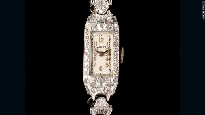 Đồng hồ Art Deco nạm kim cương tuyệt cũng được trưng bày tại buổi đấu giá.