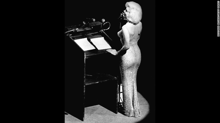 Chiếc váy nạm kim cương có tên rhinestone được nữ diễn viên nổi tiếng Marilyn Monroe mặc khi hát chúc mừng sinh nhật lần thứ 45 của cựu Tổng thống Mỹ John F. Kennedy tổ chức tại Madison Square Garden, New York vào năm 1962 được bán với giá 1.270.000 USD tại cuộc đấu giá của Christie vào năm 1999. Với mức giá đắt đỏ như vậy, nó trở thành trang phục cá nhân đắt nhất trên thế giới.