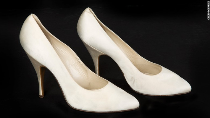 Đôi giày cao gót Salvatore Ferragamo của Monroe từng được trưng bày tại quầy giày dép ở bảo tàng Victoria& Albert, London vào năm 2015.
