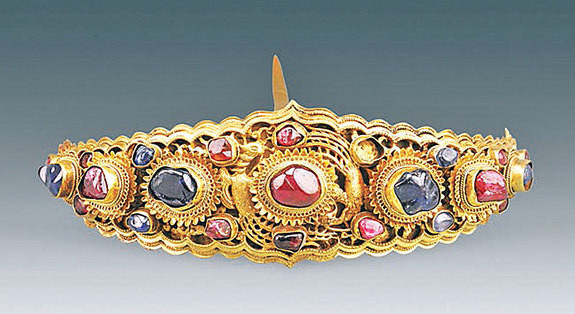 Chiếc trâm cài tóc này vô cùng giá trị khi chế tác từ vàng và nổi bật với những viên sapphire và hồng ngọc. Cổ vật này nặng 148,7 gram.