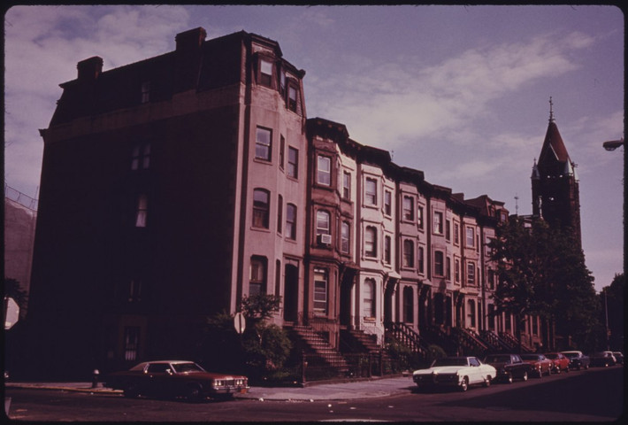 Những tòa nhà kiên cố có bãi để xe trước cửa ở Park Slope, Brooklyn.
