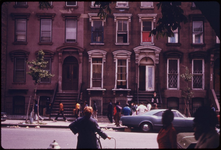 Khu nhà ở nằm gần Công viên Fort Greene, Brooklyn.