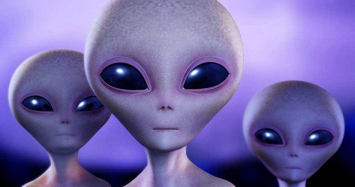 Stephen Hawking tiên đoán về nguy cơ có khả năng xảy ra cuộc chiến giữa con người với người ngoài hành tinh. Theo đó, Stephen Hawking cảnh báo về nguy cơ này: “Những người hàng xóm ngoài hành tinh có thể không thân thiện như chúng ta tưởng tượng khi họ thông minh và ghê gớm hơn con người dẫn đến một cuộc chinh phục hay xâm chiếm trái đất có thể được diễn ra. Nền văn hóa của người ngoài hành tinh có thiên hướng du canh du cư, không cố định một chỗ. Chính vì vậy, họ cố gắng tìm cách chinh phục và xâm chiếm bất cứ hành tinh nào mà họ tìm được”.