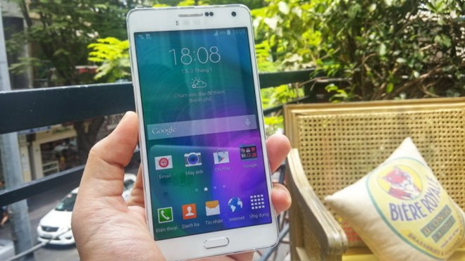 Với mức giá tham khảo 9,99 triệu đồng, Samsung Galaxy A7 là một trong những mẫu smartphone "hot" nhất hiện nay. Sở hữu màn hình 5,5 inch Full HD, Galaxy A7 có lớp viền kim loại và chỉ dày 6,3 mm.