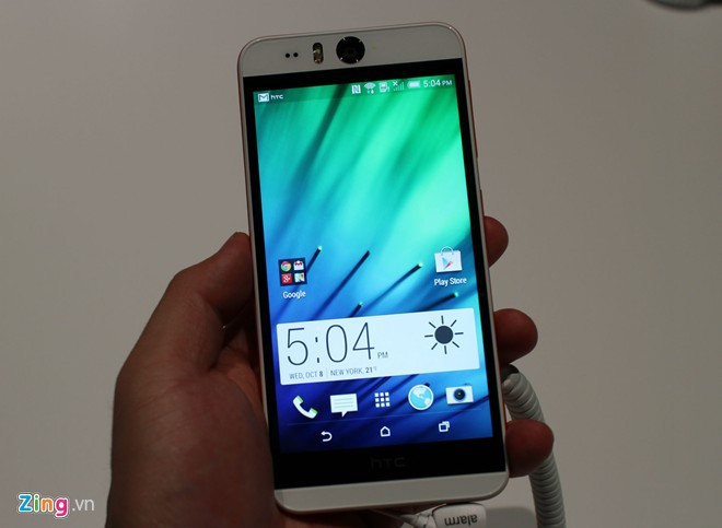 HTC Desire Eye có độ phân giải 13 megapixel, cấu hình mạnh mẽ với chip Snapdragon 801, RAM 2 GB và màn hình 5,2 inch Full HD. Mẫu smartphone này có mức giá tham khảo là 10,99 triệu đồng.