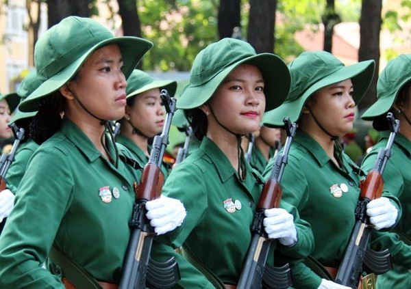 Những 'bóng hồng' trong lễ duyệt binh mừng ngày thống nhất đất nước diễn ra sáng 30/4/2015.