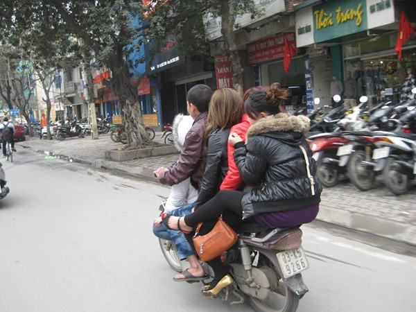 Năm anh em trên một chiếc xe máy. Ngày lễ nhưng cô gái này vẫn say mê lao động và tiếp tục hành nghề.