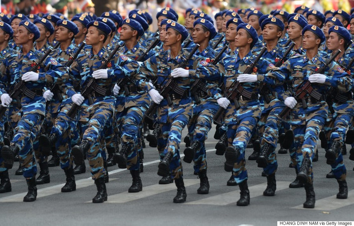 Tờ New York Times đưa tin: “Ngày 30/4/1975, lực lượng cách mạng và binh sĩ miền Bắc Việt Nam đã giành quyền kiểm soát Sài Gòn, buộc chính quyền miền Nam phải từ chức và kết thúc Chiến tranh Việt Nam”. Trong ảnh là một phần đội hình cảnh sát biển trong lễ diễu binh mừng Chiến thắng 30/4 hoành tráng và trang nghiêm. Ảnh: AP.