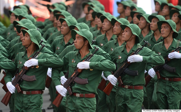 Theo AP, ngày 30/4/1975 đã đi vào lịch sử Việt Nam khi kết thúc chiến tranh chống Mỹ trong hơn một thập kỷ. Miền Nam hoàn toàn giải phóng, non sông thu về một mối. Trong Chiến tranh Việt Nam, số lính Mỹ tử trận ước tính khoảng 58.000 người. Việc sa lầy trong Chiến tranh Việt Nam đã khiến Mỹ thiệt hại lớn về người và của. Trong ảnh là các chiến sĩ trong quân phục Quân Giải phóng trong lễ diễu binh mừng Chiến thắng 30/4.