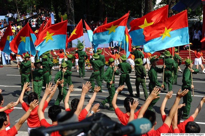 Hãng thông tấn Telam của Chính phủ Argentina đã đăng năm bài viết về Việt Nam trong đó đánh giá cao ý nghĩa chiến thắng 30/4, về Chủ tịch Hồ Chí Minh và Đại tướng Võ Nguyên Giáp. Trong số các bài viết trên, nổi bật là bài viết “Sài Gòn 40 năm trước: Kết thúc chiến tranh Việt Nam, Mỹ thất bại” khẳng định chiến thắng 30/4 đã làm cả thế giới xúc động. Đây là thất bại thảm hại nhất của quân đội Mỹ. Trong ảnh là lễ diễu binh mừng Chiến thắng 30/4 với sự tham gia của một số lượng lớn chiến sĩ, nghệ sĩ biểu diễn... Ảnh: AP.
