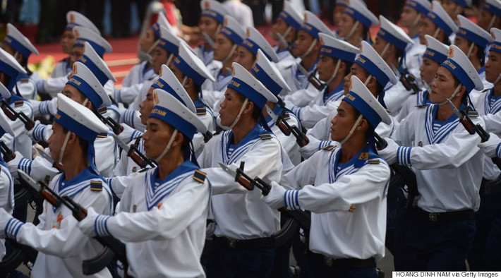 Tờ Tổng hợp Mỹ Latinh của Argentina đăng tải bài viết với tiêu đề “40 năm thống nhất: Việt Nam, cái tên của chiến thắng”. Nội dung bài báo đã tóm lược suốt chiều dài lịch sử chiến đấu và hy sinh của dân tộc Việt Nam qua hai cuộc chiến chống thực dân Pháp và đế quốc Mỹ. Trong ảnh là đội hình chiến sĩ Hải quân Việt Nam trong lễ diễu binh mừng Chiến thắng 30/4. Ảnh: AP.