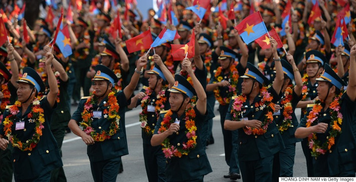 Hãng tin AP của Mỹ có bài viết về Việt Nam trong đó nói về sự kiện ngày 30/4/1975 đã đặt dấu chấm hết cho một thế kỷ chịu sự áp bức của các nước phương Tây của dải đất hình chữ S. Trong ảnh là các cựu chiến binh tham gia lễ diễu binh mừng Chiến thắng 30/4 nhân kỷ niệm 40 năm giải phóng miền Nam, thống nhất đất nước (30/4/1975 - 30/4/2015) của hãng AP.