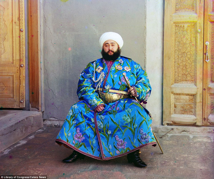 Nhà hóa học Sergey Prokudin-Gorsky là một trong những người tiên phong trong lĩnh vực nhiếp ảnh màu đã đi nhiều nơi trên lãnh thổ Nga và chụp ảnh cuộc sống của người dân ở mỗi vùng đất ông đặt chân đến. Những bức ảnh màu nước Nga hơn 100 năm trước của ông Gorsky là kho báu giá trị. Trong ảnh là chân dung hoàng thân Alim Khan ở Bukhara.